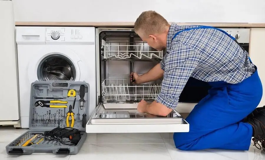Ümraniye Hotpoint servisi teknisyen ekibi beyaz eşya tamiri yaparken